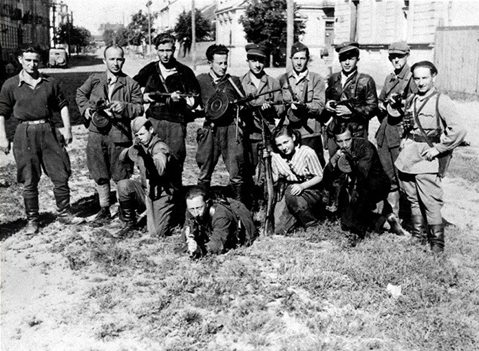 Jewish members of the FPO (United Partisan Organization) returning to Vilna after liberation.1944 Source: Yad Vashem